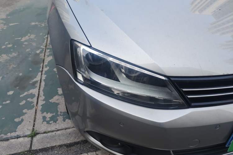 Used Volkswagen Sagitar 2014 Revised Version 1.4TSI Automatic Luxury Edition Right Front Headlight