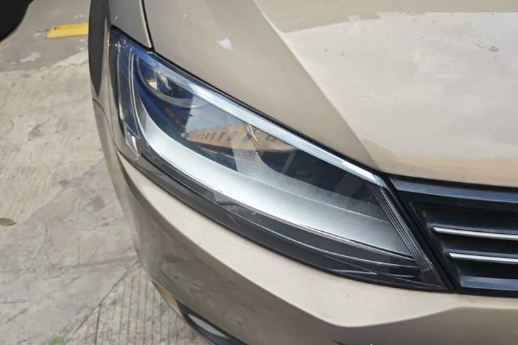 Used Volkswagen Sagitar 2014 Revised Version 1.6L Manual Comfort Edition Right Front Headlight