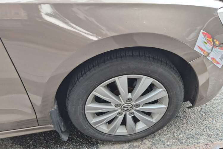 Used Volkswagen Sagitar 2014 1.6L Manual Comfort Model Right Front Wheel Hub