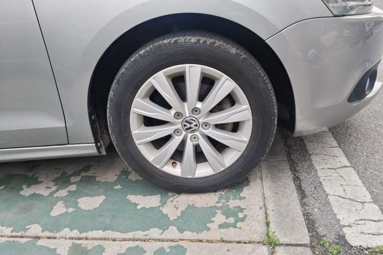 Used Volkswagen Sagitar 2014 Revised Version 1.4TSI Automatic Luxury Edition Right Front Wheel Hub