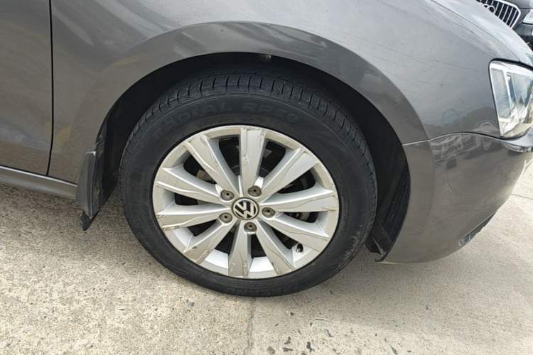 Used Volkswagen Sagitar 2014 1.6L Automatic Comfort Model Right Front Wheel Hub