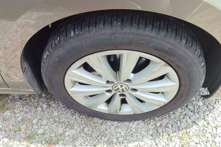 Used Volkswagen Sagitar 2014 1.4TSI Automatic Luxury Model Right Front Wheel Hub