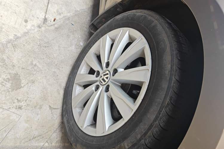 Used Volkswagen Sagitar 2014 Revised Version 1.6L Manual Comfort Edition Right Front Wheel Hub