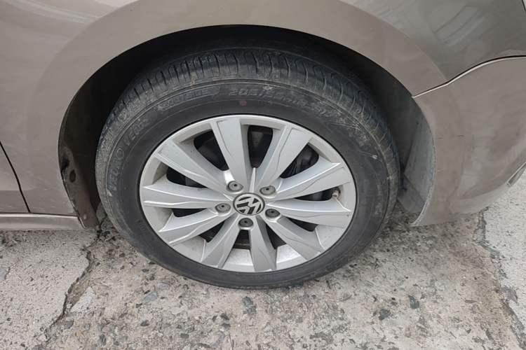 Used Volkswagen Sagitar 2014 Revised Version 1.4TSI Automatic Luxury Edition Right Front Wheel Hub