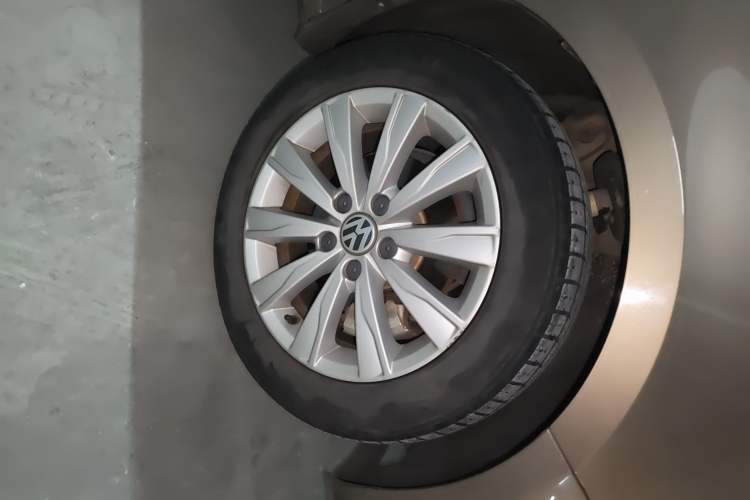 Used Volkswagen Sagitar 2014 Revised Version 1.6L Automatic Comfort Edition Right Front Wheel Hub