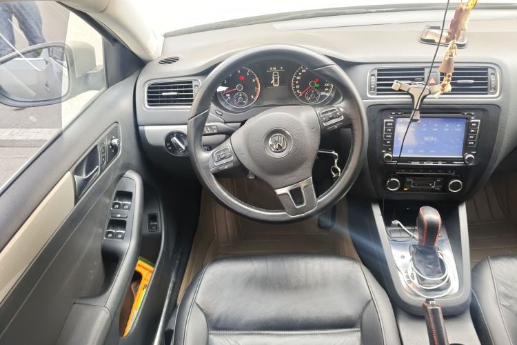 Used Volkswagen Sagitar 2014 Revised Version 1.4TSI Automatic Luxury Edition Steering Wheel