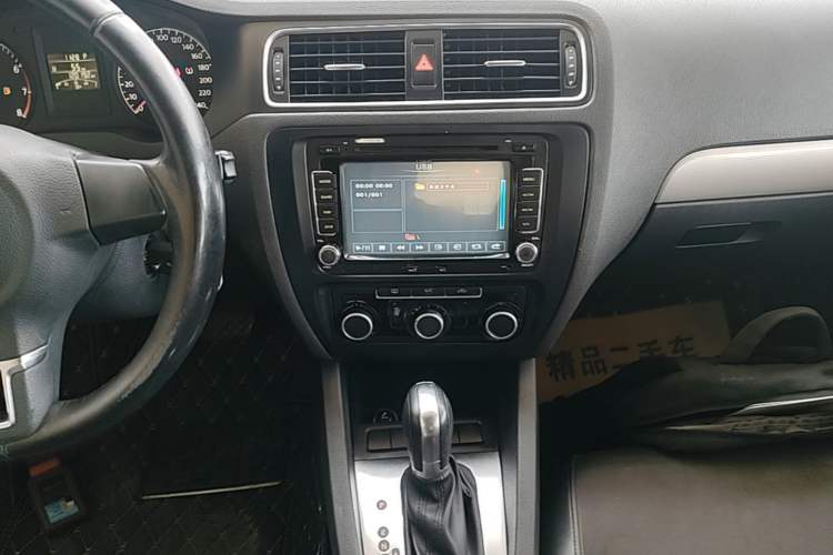 Used Volkswagen Sagitar 2014 1.6L Automatic Comfort Model Audio And AC Panel