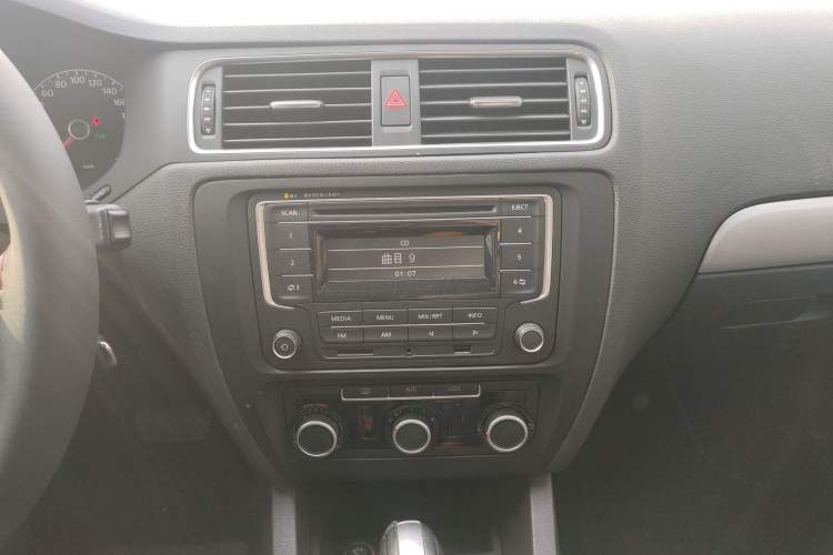 Used Volkswagen Sagitar 2014 Revised Version 1.6L Automatic Comfort Edition Audio And AC Panel