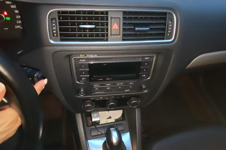 Used Volkswagen Sagitar 2014 1.6L Automatic Comfort Model Audio And AC Panel