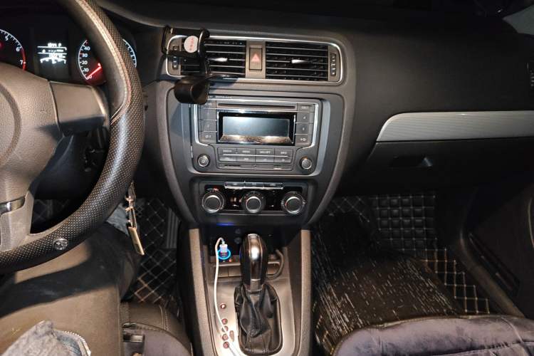 Used Volkswagen Sagitar 2014 Revised Version 1.6L Automatic Comfort Edition Audio And AC Panel