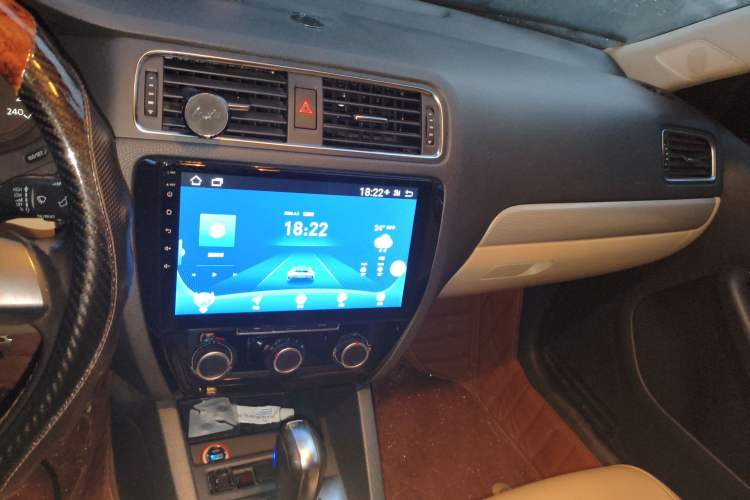 Used Volkswagen Sagitar 2014 Revised Version 1.6L Automatic Comfort Edition Audio And AC Panel