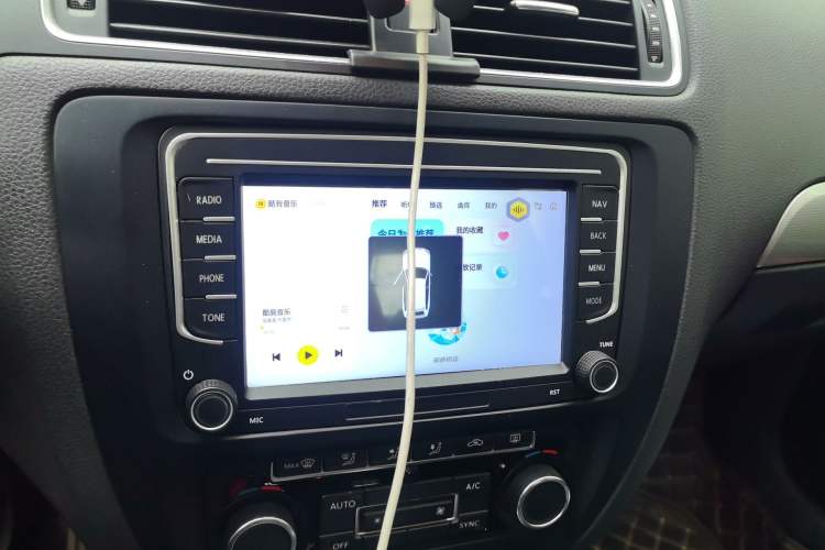 Used Volkswagen Sagitar 2014 1.4TSI Automatic Luxury Model Audio And AC Panel