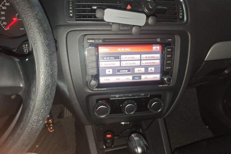 Used Volkswagen Sagitar 2014 1.6L Automatic Comfort Model Audio And AC Panel