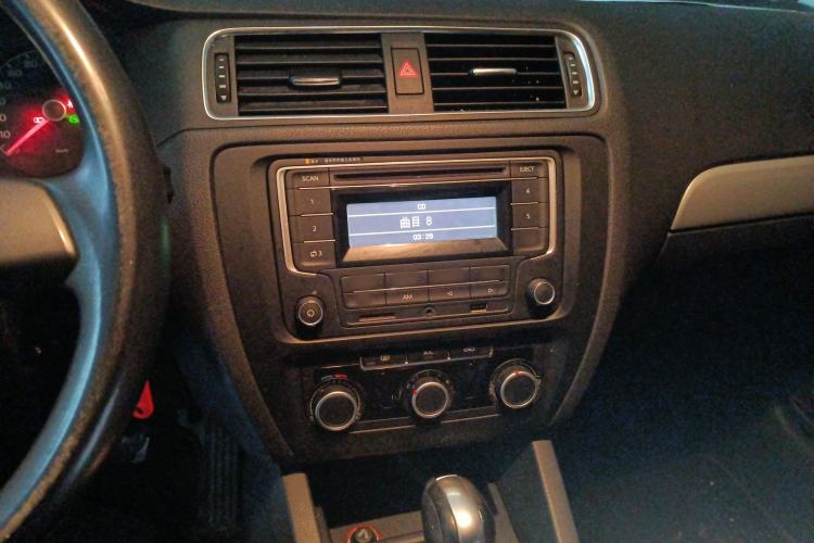 Used Volkswagen Sagitar 2014 Revised Version 1.6L Automatic Comfort Edition Audio And AC Panel