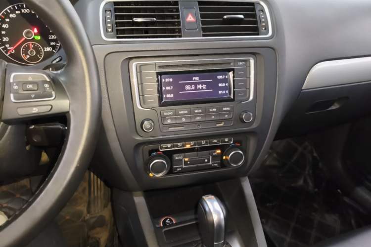 Used Volkswagen Sagitar 2014 Revised Version 1.4TSI Automatic Luxury Edition Audio And AC Panel