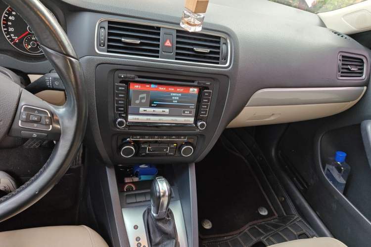 Used Volkswagen Sagitar 2014 Revised Version 1.4TSI Automatic Luxury Edition Audio And AC Panel
