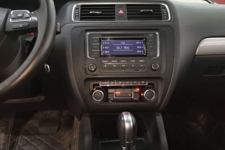 Used Volkswagen Sagitar 2014 Revised Version 1.4TSI Automatic Luxury Edition Audio And AC Panel