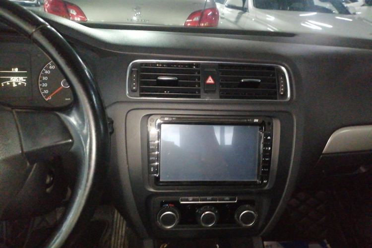 Used Volkswagen Sagitar 2014 Revised Version 1.6L Automatic Comfort Edition Audio And AC Panel