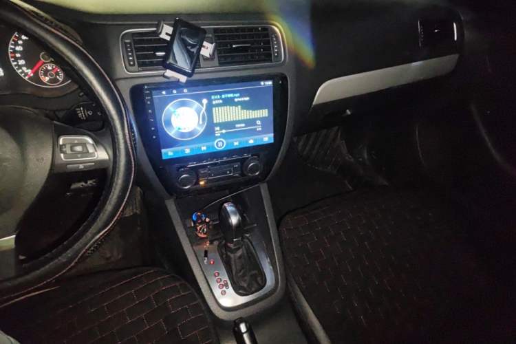 Used Volkswagen Sagitar 2014 Revised Version 1.4TSI Automatic Luxury Edition Audio And AC Panel