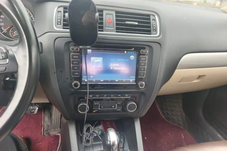 Used Volkswagen Sagitar 2014 Revised Version 1.4TSI Automatic Luxury Edition Audio And AC Panel