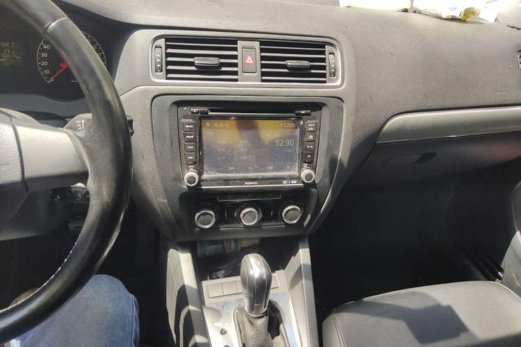 Used Volkswagen Sagitar 2014 Revised Version 1.6L Automatic Comfort Edition Audio And AC Panel