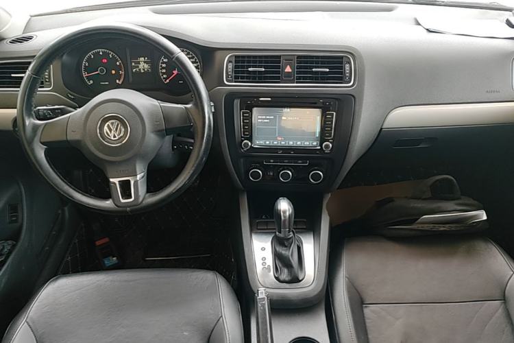 Used Volkswagen Sagitar 2014 1.6L Automatic Comfort Model Center Console