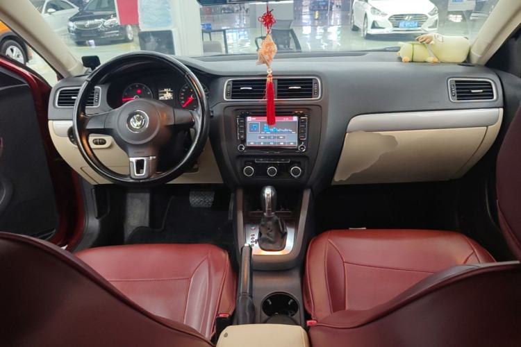 Used Volkswagen Sagitar 2014 Revised Version 1.6L Automatic Comfort Edition Center Console
