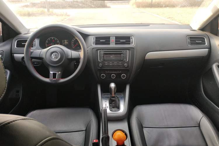 Used Volkswagen Sagitar 2014 Revised Version 1.6L Automatic Comfort Edition Center Console