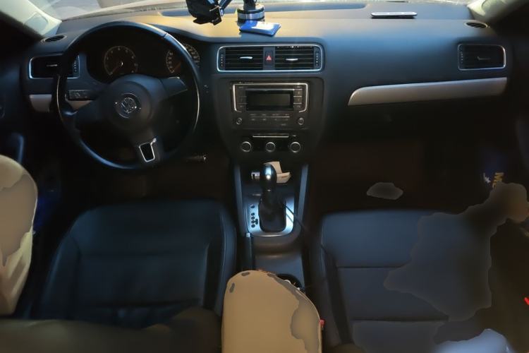Used Volkswagen Sagitar 2014 1.6L Automatic Comfort Model Center Console