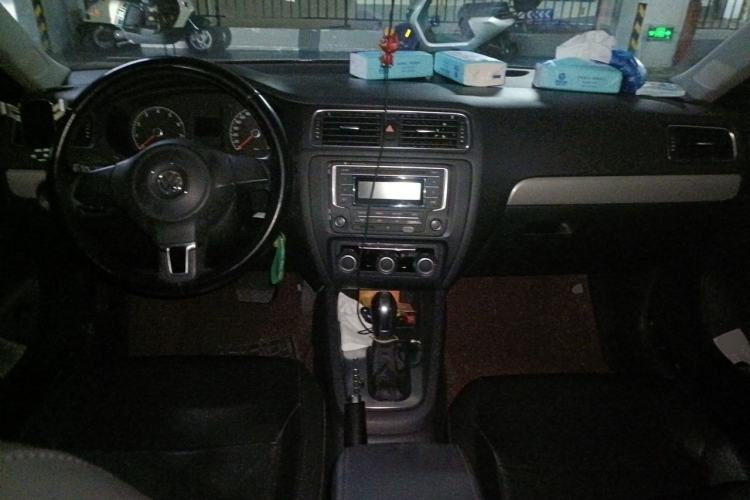 Used Volkswagen Sagitar 2014 Revised Version 1.6L Automatic Comfort Edition Center Console