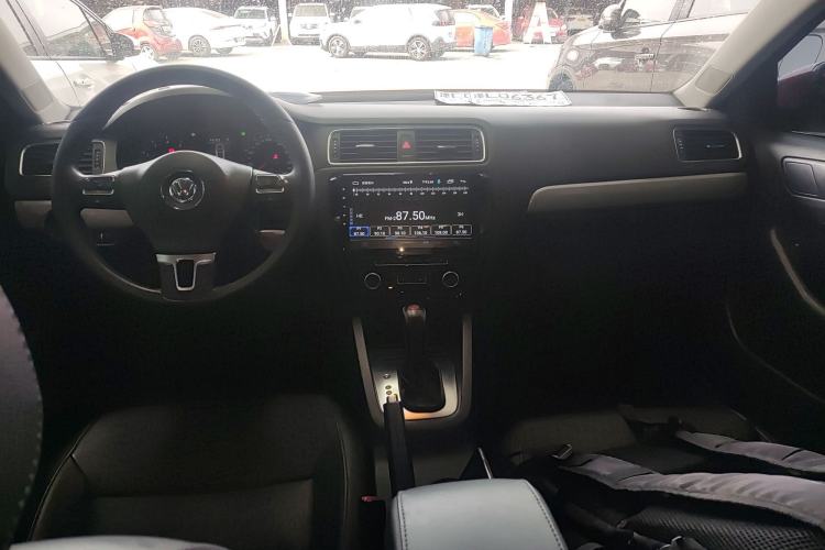 Used Volkswagen Sagitar 2014 Revised Version 1.4TSI Automatic Luxury Edition Center Console