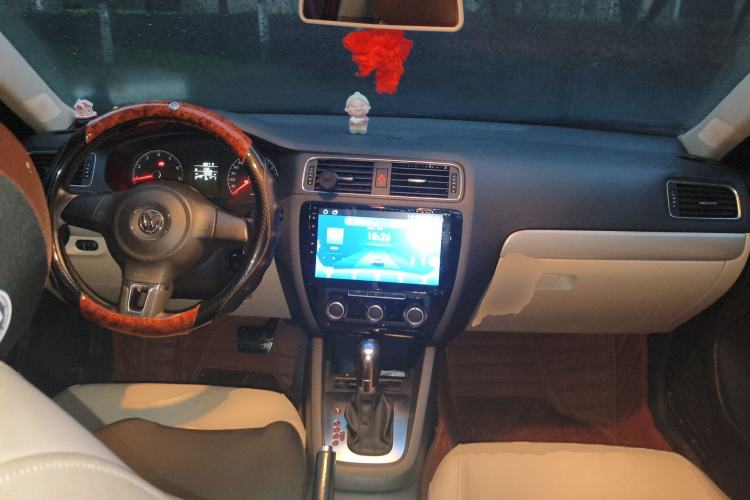 Used Volkswagen Sagitar 2014 Revised Version 1.6L Automatic Comfort Edition Center Console