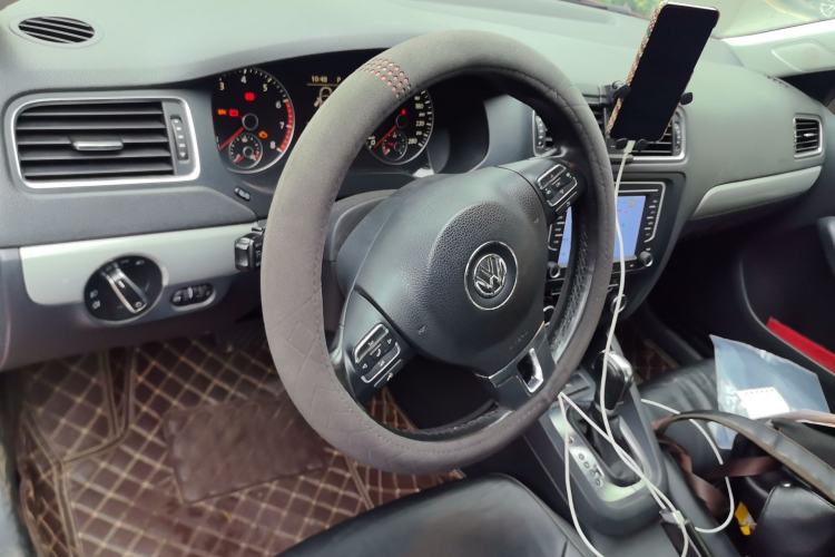 Used Volkswagen Sagitar 2014 1.4TSI Automatic Luxury Model Center Console
