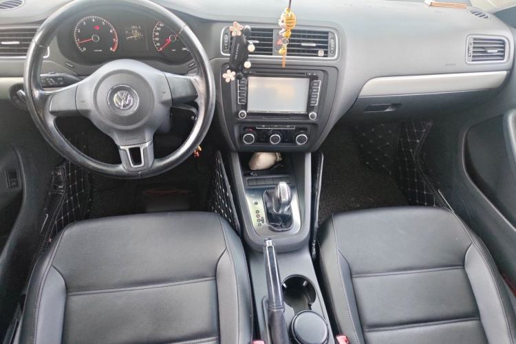 Used Volkswagen Sagitar 2014 Revised Version 1.6L Automatic Comfort Edition Center Console