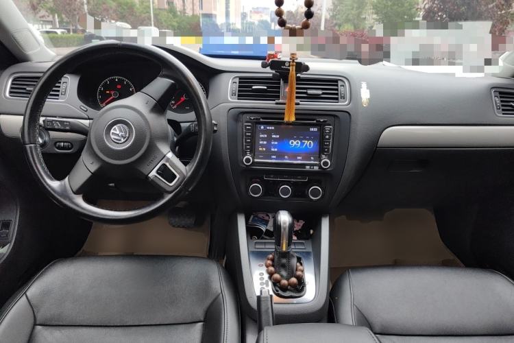 Used Volkswagen Sagitar 2014 Revised Version 1.6L Automatic Comfort Edition Center Console