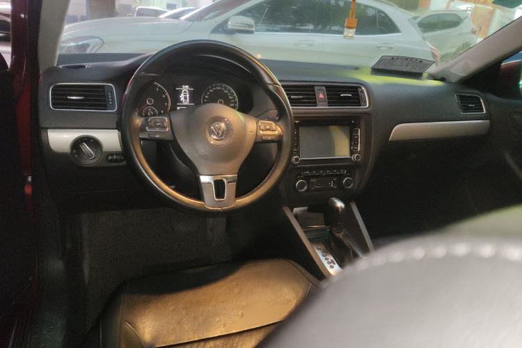 Used Volkswagen Sagitar 2014 Revised Version 1.4TSI Automatic Luxury Edition Center Console
