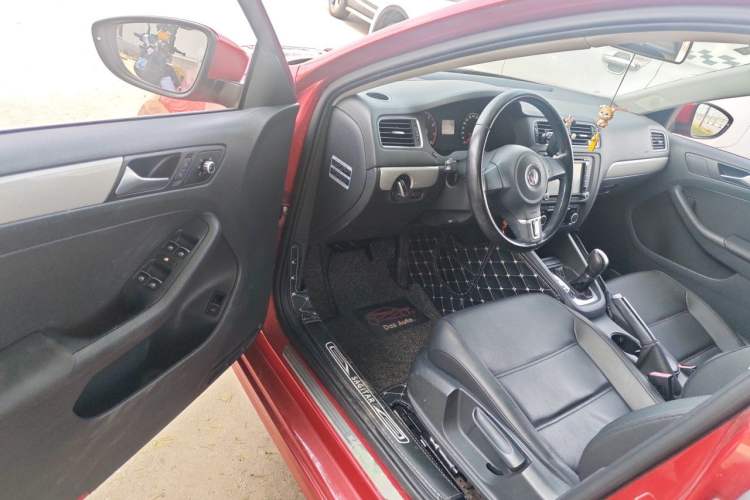 Used Volkswagen Sagitar 2014 Revised Version 1.6L Automatic Comfort Edition Driver Seat