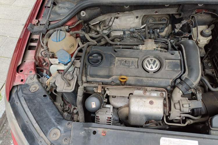 Used Volkswagen Sagitar 2014 1.4TSI Automatic Luxury Model Engine Bay Right