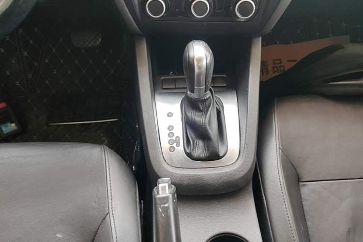 Used Volkswagen Sagitar 2014 1.6L Automatic Comfort Model Gear Lever