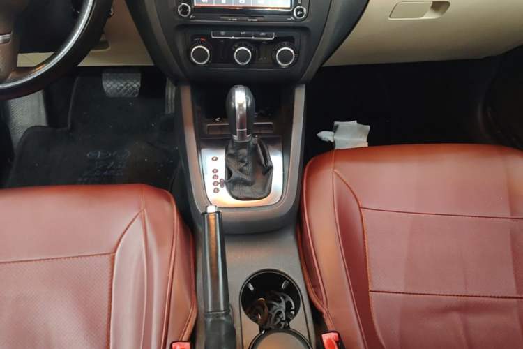 Used Volkswagen Sagitar 2014 Revised Version 1.6L Automatic Comfort Edition Gear Lever