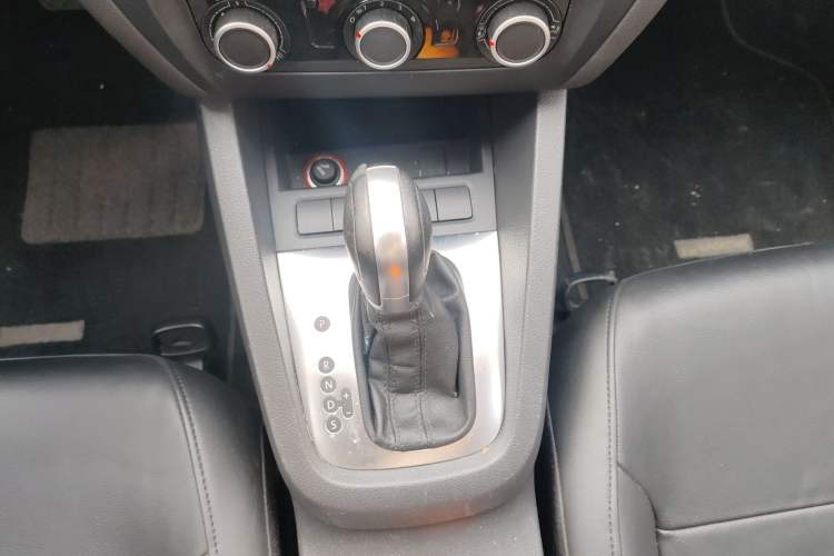Used Volkswagen Sagitar 2014 Revised Version 1.6L Automatic Comfort Edition Gear Lever
