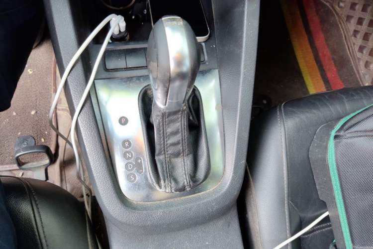 Used Volkswagen Sagitar 2014 1.4TSI Automatic Luxury Model Gear Lever