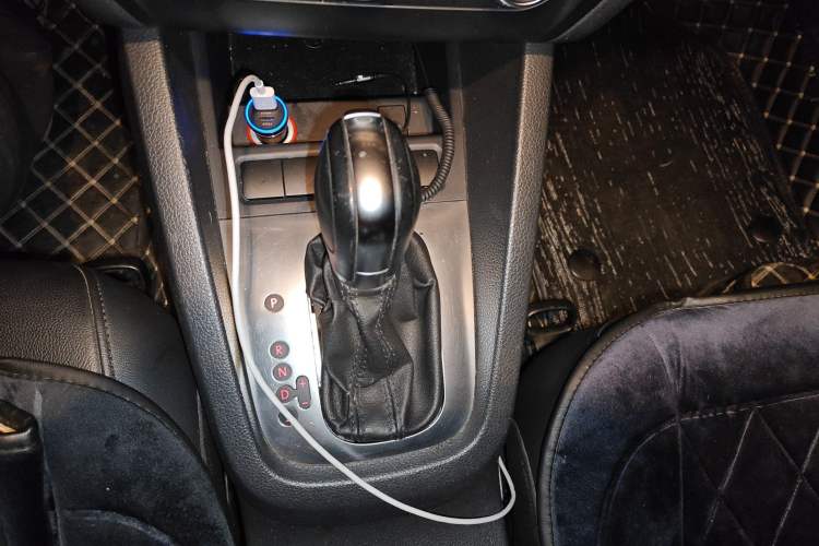 Used Volkswagen Sagitar 2014 Revised Version 1.6L Automatic Comfort Edition Gear Lever
