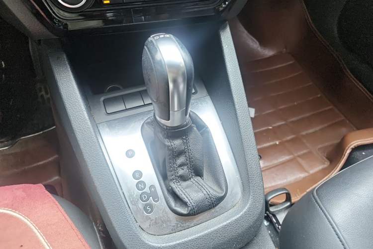 Used Volkswagen Sagitar 2014 1.4TSI Automatic Luxury Model Gear Lever
