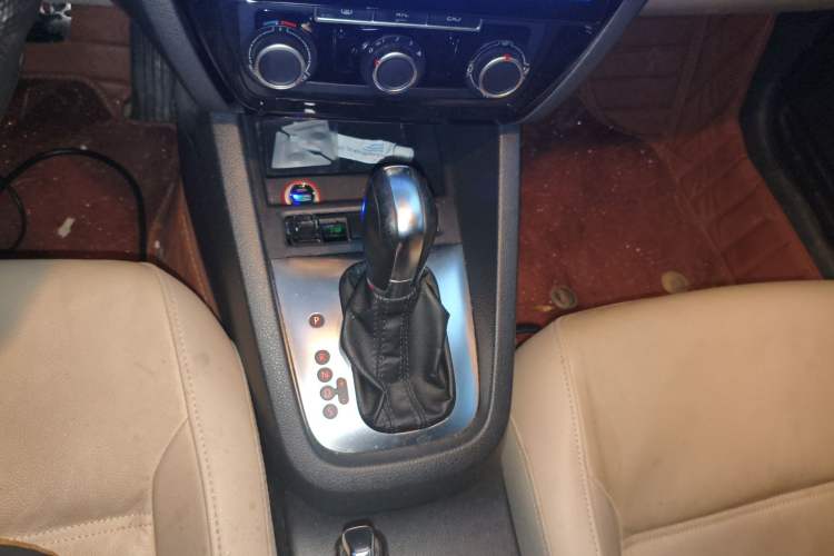 Used Volkswagen Sagitar 2014 Revised Version 1.6L Automatic Comfort Edition Gear Lever