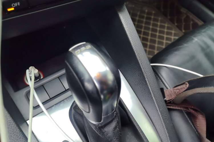 Used Volkswagen Sagitar 2014 1.4TSI Automatic Luxury Model Gear Lever