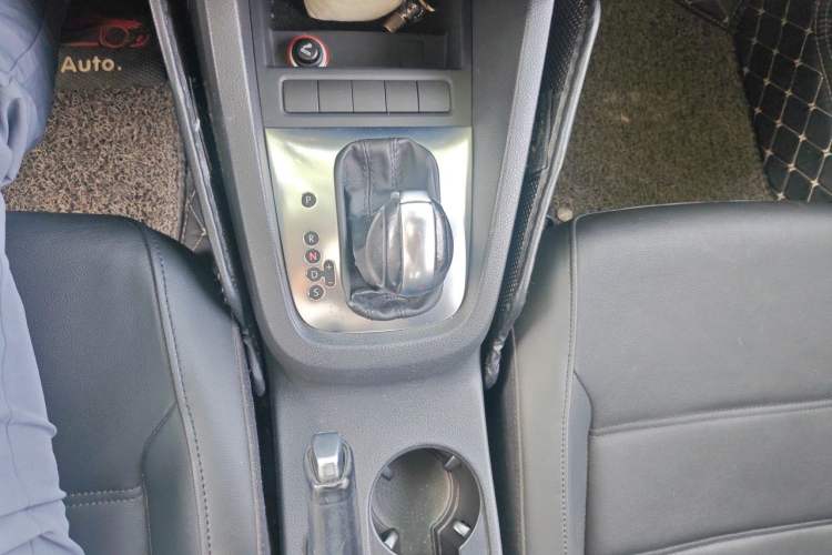 Used Volkswagen Sagitar 2014 Revised Version 1.6L Automatic Comfort Edition Gear Lever