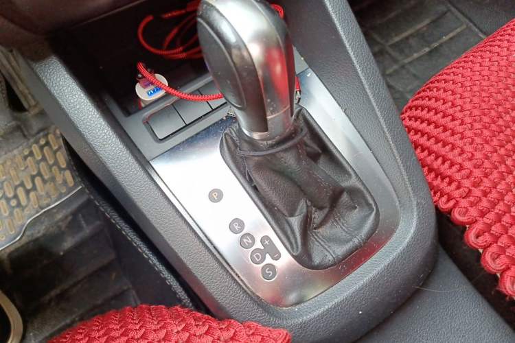 Used Volkswagen Sagitar 2014 1.4TSI Automatic Luxury Model Gear Lever