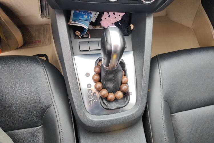 Used Volkswagen Sagitar 2014 Revised Version 1.6L Automatic Comfort Edition Gear Lever