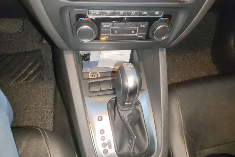 Used Volkswagen Sagitar 2014 Revised Version 1.4TSI Automatic Luxury Edition Gear Lever